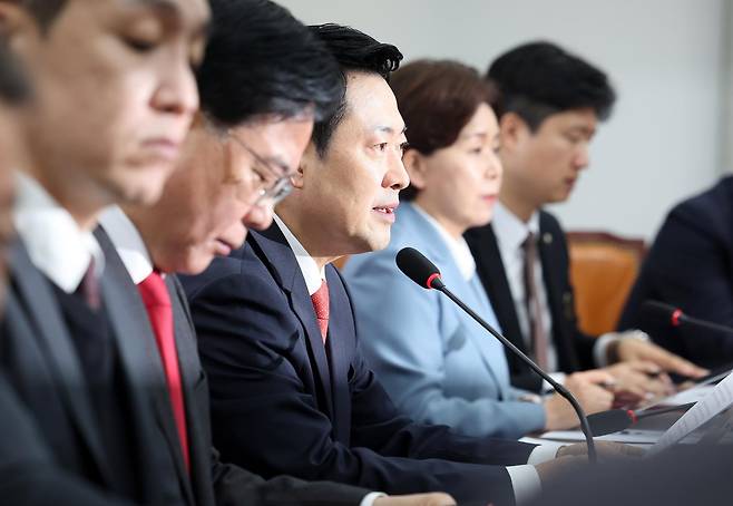 장동혁 국민의힘 대표가 30일 서울 여의도 국회에서 열린 최고위원회의에 참석해 모두 발언을 하고 있다. 2026.3.30 뉴스1