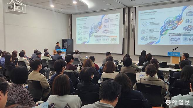 김경민 단국대 스포츠경영학과 교수가 26일 부산 동구 부산항국제전시컨벤션센터에서 열린 미래전략캠퍼스에서 ‘스포츠 마케팅과 도시브랜드’를 주제로 발표를 진행하고 있다. 김화영 기자 run@donga.com