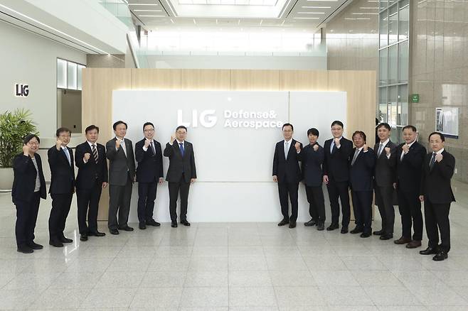 31일 LIG D&A 2판교하우스에서 구본상 LIG 회장, 신익현 LIG D&A 대표이사 등 임직원과 관계자들이 현판 제막식을 마치고 기념촬영을 하고 있다. (LG D&A 제공)