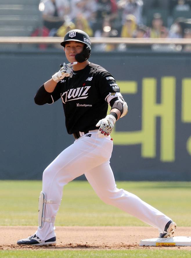 28일 서울 송파구 잠실야구장에서 열린 ‘2026 신한 SOL KBO리그’ 공식 개막전 KT 위즈와 LG 트윈스의 경기, KT 이강민이 1회초 2사 1,2루 상황 싹쓸이 2타점 2루타를 친 뒤 환호하고 있다. 2026.3.28 ⓒ 뉴스1