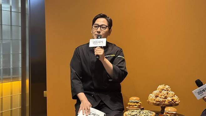 웹툰 작가 겸 방송인 김풍이 31일 서울 중구 맘스터치 R&D센터에서 열린 ‘김풍 야매 컬렉션’ 미디어 시식회에서 협업 소감을 밝히고 있다. 김혜린 기자 sinnala8@donga.com