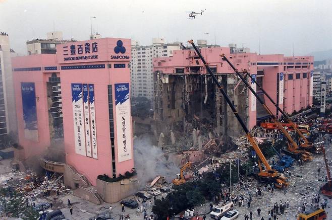 1995년 6월29일 발생 1시간뒤의 삼풍백화점 붕괴 사고 현장. 동아일보DB
