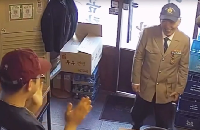 서울 노원구 상계동에서 국밥 가게를 운영하고 있는 박민규 씨(32)의 가게에 국가 유공자 어르신이 제복을 차려입고 찾아왔다./사진=스레드, 동아일보