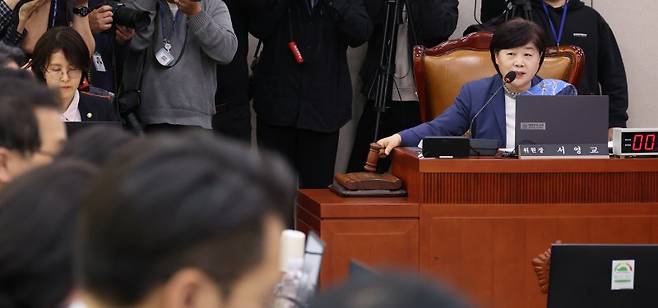 서영교 국회 '윤석열 정권 정치검찰 조작기소 의혹 사건 진상규명 국정조사특별위원회' 위원장이 31일 오전 서울 여의도 국회에서 열린 제3차 전체회의에서 의사봉을 두드리고 있다. 뉴시스
