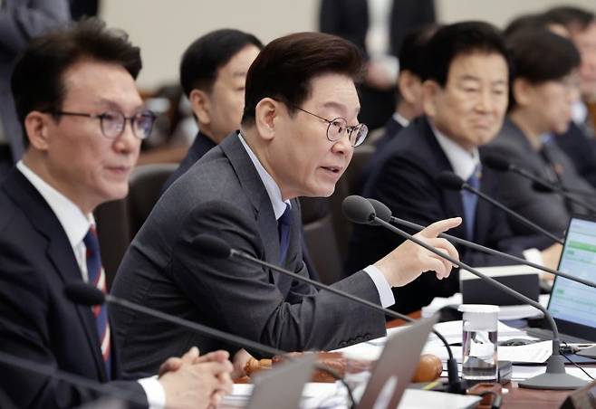 정부는 31일 이재명 대통령 주재로 국무회의를 열고 26조2000억원 규모의 추가경정예산(추경) 정부안을 확정 발표했다. 이 대통령이 지난 24일 청와대에서 국무회의를 주재하는 모습. 청와대통신사진기자단