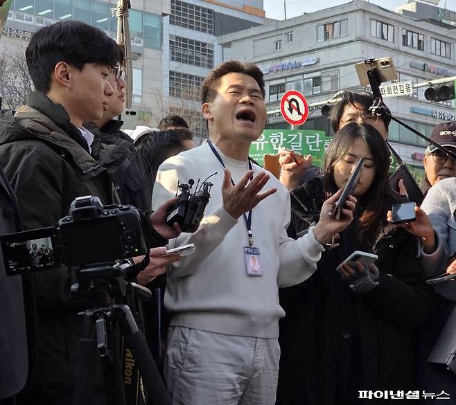 한국사 강사 출신 전한길씨가 지난달 12일 서울 동작경찰서 인근에서 소환 조사를 앞두고 기자회견을 열고 있다. 사진=박성현 기자