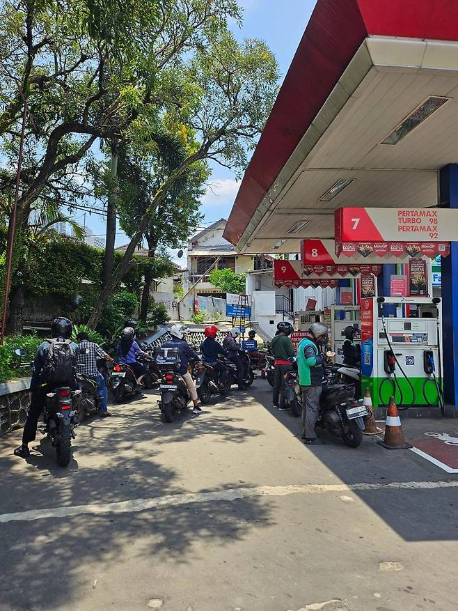 3월 30일 인도네시아 수도 자카르타 시내의 한 주유소에서 오토바이 운전자들이 주유를 대기하고 있다. 사진=아울리아 마울리다 함다니 통신원