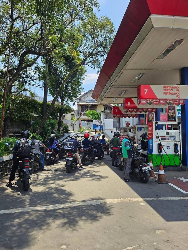 지난 30일 인도네시아 수도 자카르타 시내의 한 주유소에서 오토바이 운전자들이 주유를 위해 대기하고 있다. 사진=아울리아 마울리다 함다니 통신원