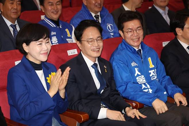 더불어민주당 서울시장 경선 전현희(왼쪽부터), 박주민, 정원오 후보가 30일 서울 여의도 국회 의원회관에서 열린 현장최고위원회의에서 웃고 있다. 뉴시스