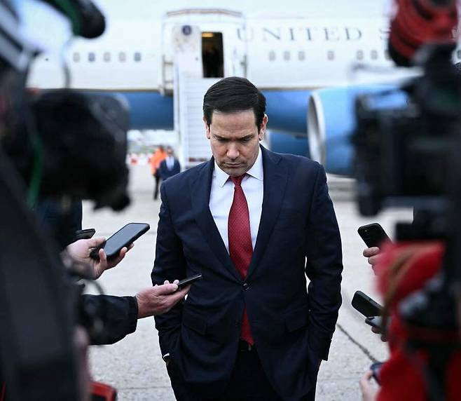 마코 루비오 미국 국무장관이 27일(현지시각) 프랑스 파리 외곽 르부르제 공항에서 주요 7개국(G7) 외교장관 회의 및 파트너 국가 회의에 참석한 뒤 출국에 앞서 취재진과 대화하며 발언하고 있다. 워싱턴/AFP 연합뉴스