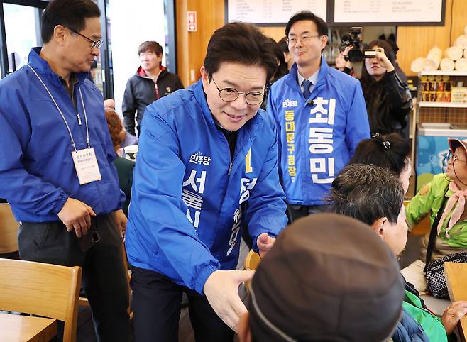 정원오 더불어민주당 서울시장 예비후보가 31일 서울 동대문구 장안벚꽃로 일대에서 시민들을 만나고 있다. 연합뉴스
