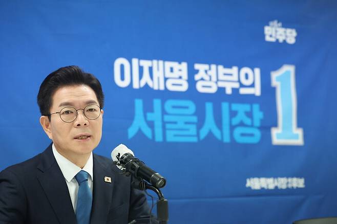 더불어민주당 서울시장 예비후보인 정원오 전 성동구청장이 11일 서울 종로구 상연재에서 열린 캠프 1차 프레스데이에서 발언하고 있다. 연합뉴스