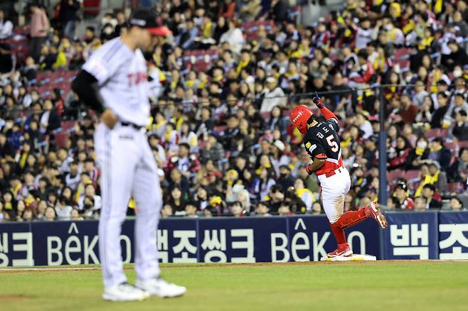 기아(KIA) 타이거즈 김도영이 31일 서울 송파구 잠실야구장에서 열린 2026 신한 SOL KBO리그 엘지(LG) 트윈스와 방문 경기 2회초 2사 주자 2루에서 투런 홈런을 터뜨린 뒤 베이스를 돌고 있다. 기아 타이거즈 제공