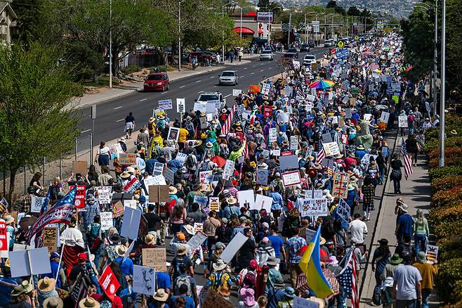 2026년 3월28일 미국 뉴멕시코주 앨버커키에서 주민들이 ‘노 킹스’ 시위에 참여해 대로를 따라 행진하고 있다. AP 연합뉴스