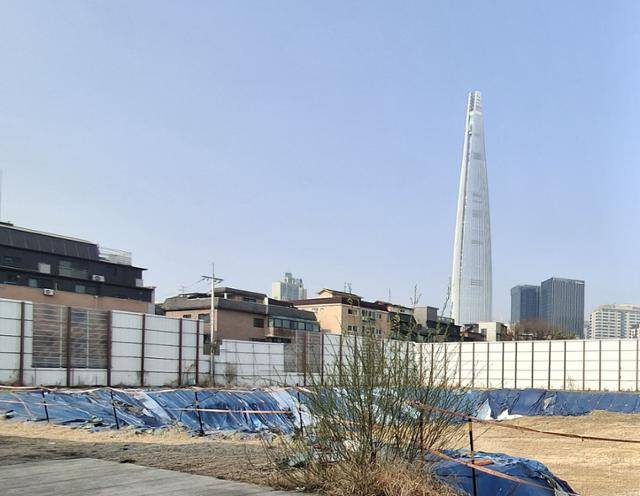 26일 찾아간 서울 송파구 방이동 노후 공공청사 복합개발 사업장이 기공식 후 5년째 빈 땅으로 방치돼 있다. 올림픽공원과 서울지하철8, 9호선을 걸어서 이용 가능한 노른자 땅이지만 착공이 기약 없이 미뤄지고 있다. 김민호 기자