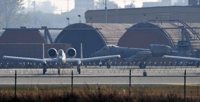 지난 2017년 경기 평택시 주한공군 오산기지에서 A-10 공격기가 이륙하고 있다. 한국일보 자료사진