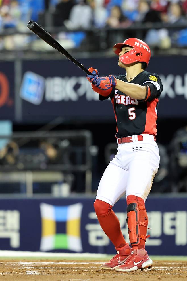 KIA 김도영이 31일 잠실 LG전 시즌 첫 홈런을 기록한 뒤 타구를 바라보고 있다. 구단 제공