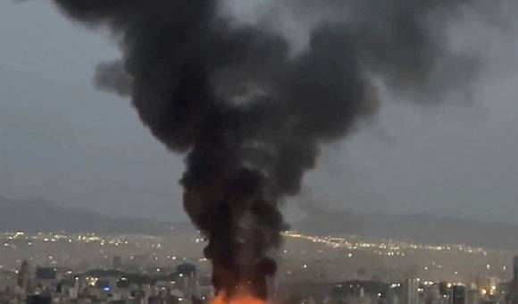 이란 수도 테헤란에 발생한 폭격. [사진=로이터/연합뉴스]