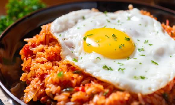 쌀이 포함된 음식을 보관해서 먹는 것도 주의해야 한다. 사진은 김치 볶음밥. [사진=TODAY.com]