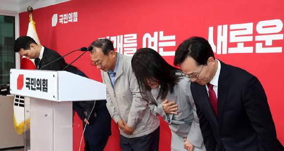 국민의힘 이정현 공천관리위원장이 31일 서울 영등포구 여의도 중앙당사에서 사퇴 의사를 밝힌 뒤 인사하고 있다. 2026.3.31 [사진=연합뉴스]