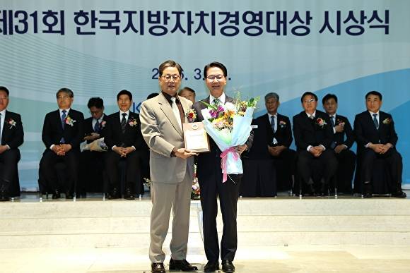 고창군이 한국지방자치경영대상 시상식에서 관광산업대상의 영예를 안았다. [사진=고창군 ]