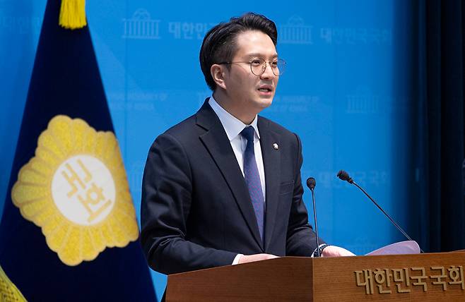 더불어민주당 전용기 의원이 31일 국회에서 쌍방울 대북송금 사건 검사 회유 의혹 추가 녹취 공개 관련 기자회견을 하고 있다.전 의원은 이날 열린 윤석열 정권 정치검찰 조작기소 의혹 사건 진상규명 국정조사특별위원회 전체 회의에서 추가 녹취를 공개했다. 2026.3.31 [사진=연합뉴스]