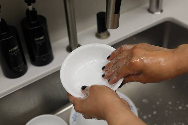 젠틀 디시 케어로 설거지 시 양념 묻은 그릇은 물론 기름진 접시까지 무리 없었다 / 출처=IT동아