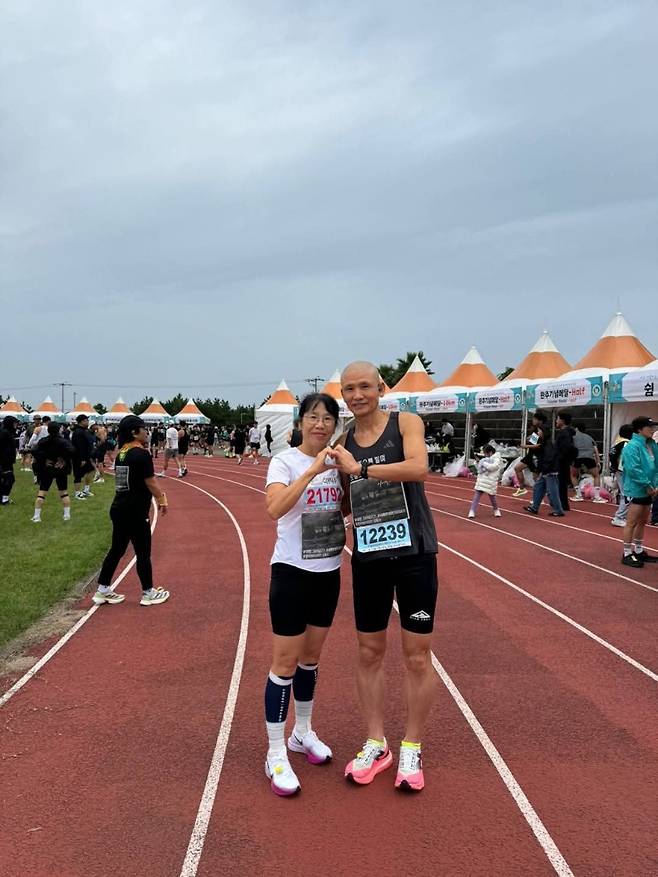 김동수씨 부부는 트라우마 극복을 위해 여러 마라톤 대회에 출전해 왔다.  (김형숙씨 SNS)