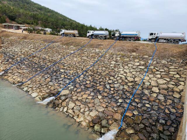 보길도 저류댐에서 실어온 지하수를 말라버린 저수지로 공급 (환경부)