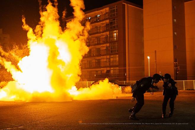 영화 ‘폭탄’의 노숙자 스즈키는 자신을 취조하는 경찰에게 도쿄 도심의 폭발 사고를 예고한다. [사진 블루라벨픽쳐스]