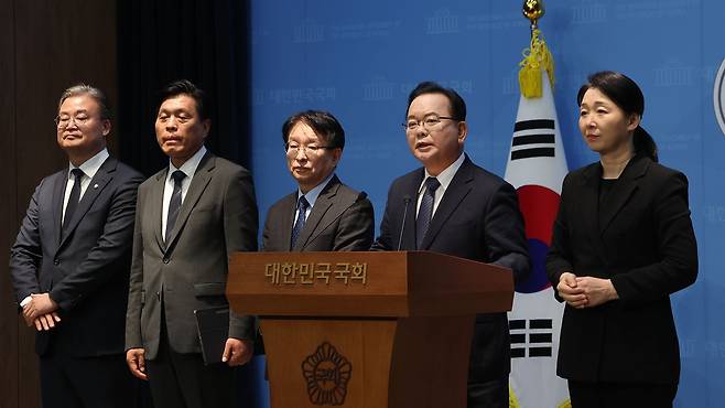 김부겸 전 총리는 30일 서울 여의도 국회 소통관에서 대구시장 출마선언을 했다. 민주당 공천 실무와 선거 전략을 도맡은 조승래 사무총장과 이연희 전략기획위원장, 경북 영천 출신의 권칠승 의원 등이 동행했다. 뉴스1