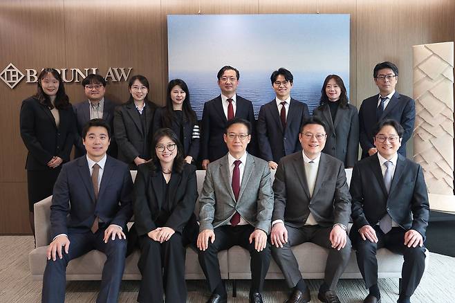 바른의 ESG 대응팀. 앞줄 왼쪽부터 반시계방향으로 한태영 변호사, 이준희 기업전략연구소장, 윤기준 고문, 백창원·이형진 변호사, 정보문 외국변호사, 강보람·이의규 변호사, 홍승진 외국변호사, 진혜인 변호사, 이태경 매니저, 정우진 전문위원, 김윤원 이사. [사진 바른]