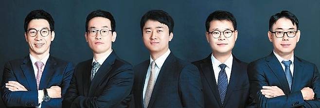 지평 공정거래그룹을 이끌고 있는 김지홍 대표변호사, 이병주·장품·김동아·김상윤 변호사(왼쪽부터).