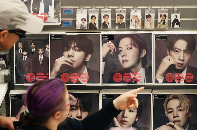 30일 서울 중구 명동의 케이팝 굿즈샵에서 BTS 신보 '아리랑'을 살펴보는 외국인들 모습. 뉴스1
