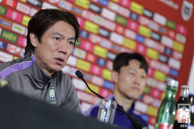홍명보 대한민국 축구 국가대표팀 감독이 오스트리아전을 하루 앞둔 30일(현지시간) 오스트리아 에른스트 하펠 스타디움에서 공식 기자회견을 하고 있다. 사진 KFA