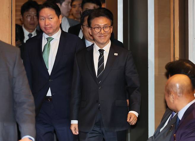 김민석 국무총리와 최태원 대한상공회의소 회장이 31일 서울 중구 대한상의에서 열린 제53회 상공의 날 기념식에 참석하고 있다. 연합뉴스