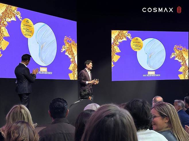 이병주 코스맥스비티아이 부회장(대표이사)이 3월 27일 이탈리아 볼로냐에서 열린 제57회 '코스모프로프 볼로냐 2026' 코스모팩 어워즈에서 스킨케어 제형 부문 대상을 수상하고 소감을 말하고 있다.