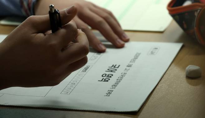 올해 첫 전국연합학력평가가 실시된 지난 24일 대전 충남고등학교 1학년 학생들이 시험을 치르고 있다. /사진=뉴스1