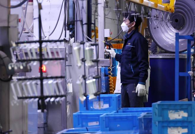 경기도 안산시 도금 단지의 한 기업에서 근로자들이 작업을 하고 있다. 사진=한경 김병언 기자(기사와는 무관)