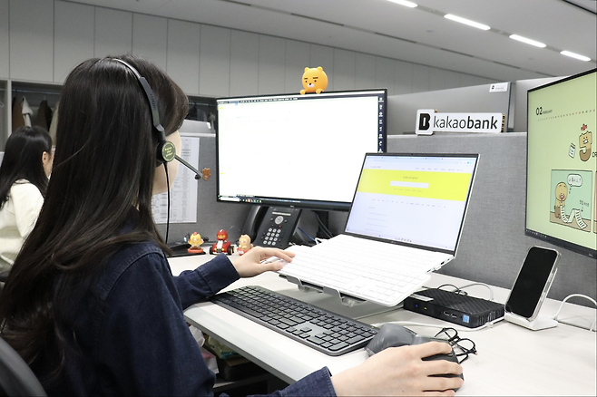 카카오뱅크 이상금융거래탐지시스템(FDS)팀 직원이 헤드셋을 착용한 채 업무를 하고 있다. 카카오뱅크 제공