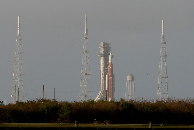 30일(현지시간) 미국 항공우주국(NASA)의 유인 우주비행선 ‘아르테미스Ⅱ’를 탑재한  ‘우주발사시스템’(SLS) 로켓과 오리온 우주선이 미 플로리다주 케네디 우주센터 39B 발사대에 옮겨져 발사 준비가 진행되고 있다. AFP연합뉴스