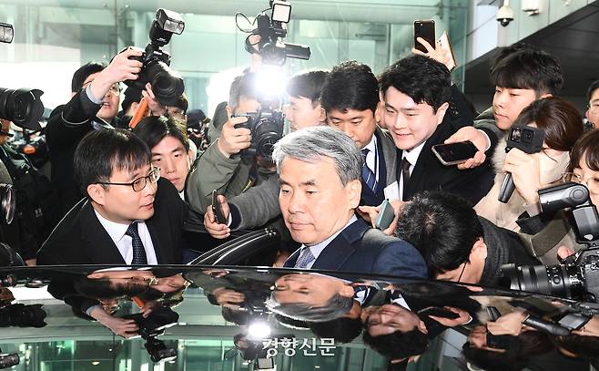 해병대 채모 상병 순직 사건에 대한 수사외압 의혹이 불거지자 국방부 장관직을 사퇴하고 호주대사에 전격 발탁돼 ‘해외 도피를 위한 인사’라는 논란이 커졌던 이종섭 전 주호주 대사가 2024년 3월21일 오전 인천국제공항을 통해 귀국해 차량으로 이동하고 있다. 경향신문 자료사진