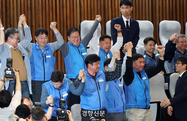 한국노총 조합원들이 31일 국회 본회의에서 5월1일(노동절)을 법정 공휴일로 지정하는 공휴일법 개정안이 통과되자 환호하고 있다. 박민규 선임기자
