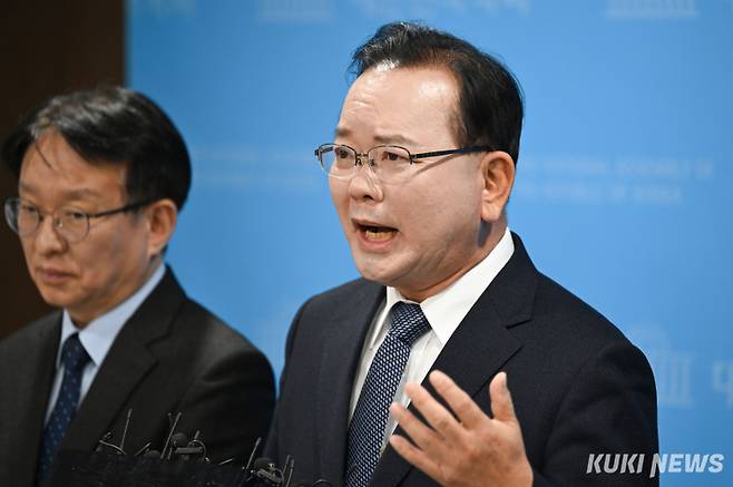 김부겸 전 국무총리가 30일 서울 여의도 국회에서 대구시장 출마 선언 직후 기자들과 만나 대화하고 있다. 임은재 기자