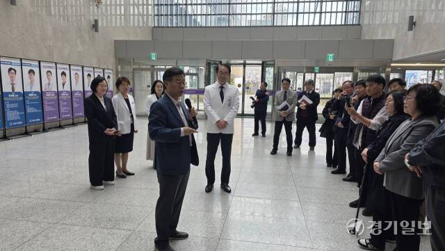 31일 오후 성남시의료원을 찾은 신상진 성남시장이 시민들의 질문에 답변하고 있다. 박용규기자