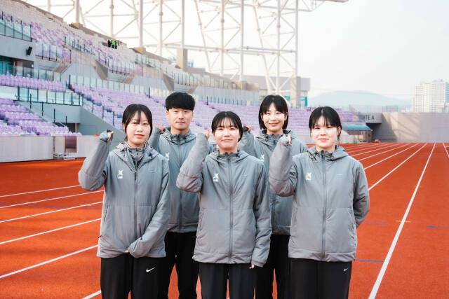 광주에서 개최되는 ‘제72회 경기도종합체육대회’를 앞두고 막바지 담금질에 들어간 광주시청 육상팀이 G스타디움 트랙에서 화이팅을 외치고 있다. 광주시 제공