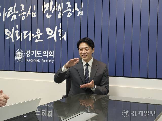 한준호 더불어민주당 경기도지사 경선 후보(고양을)가 경기일보와의 인터뷰에서 경기도 대도약 비전을 제시하고 있다. 이진기자