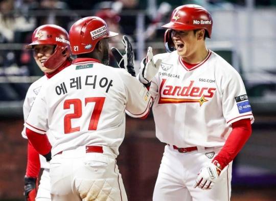홈런을 날린 김재환과 에레디아 / 사진=SSG 랜더스 제공