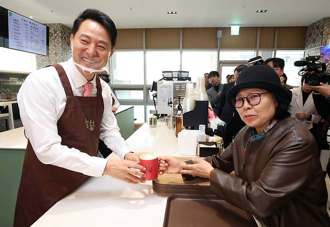 오세훈 서울시장이 30일 오전 서울 서초구 시니어플라자 늘봄카페에서 직접 제조한 커피를 시민에게 전달하고 있다. [사진 = 뉴스1]