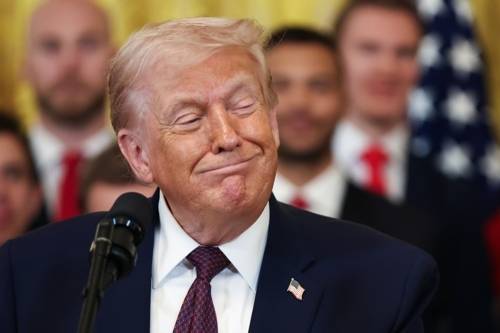 도널드 트럼프 미국 대통령이 이란이 봉쇄 중인 호르무즈 해협이 정상화되면 이곳 지명을 ‘트럼프 해협’ 또는 ‘아메리카 해협’으로 바꾸는 방안을 검토하고 있다고 뉴욕포스트가 27일(현지시간) 보도했다. [연합뉴스]